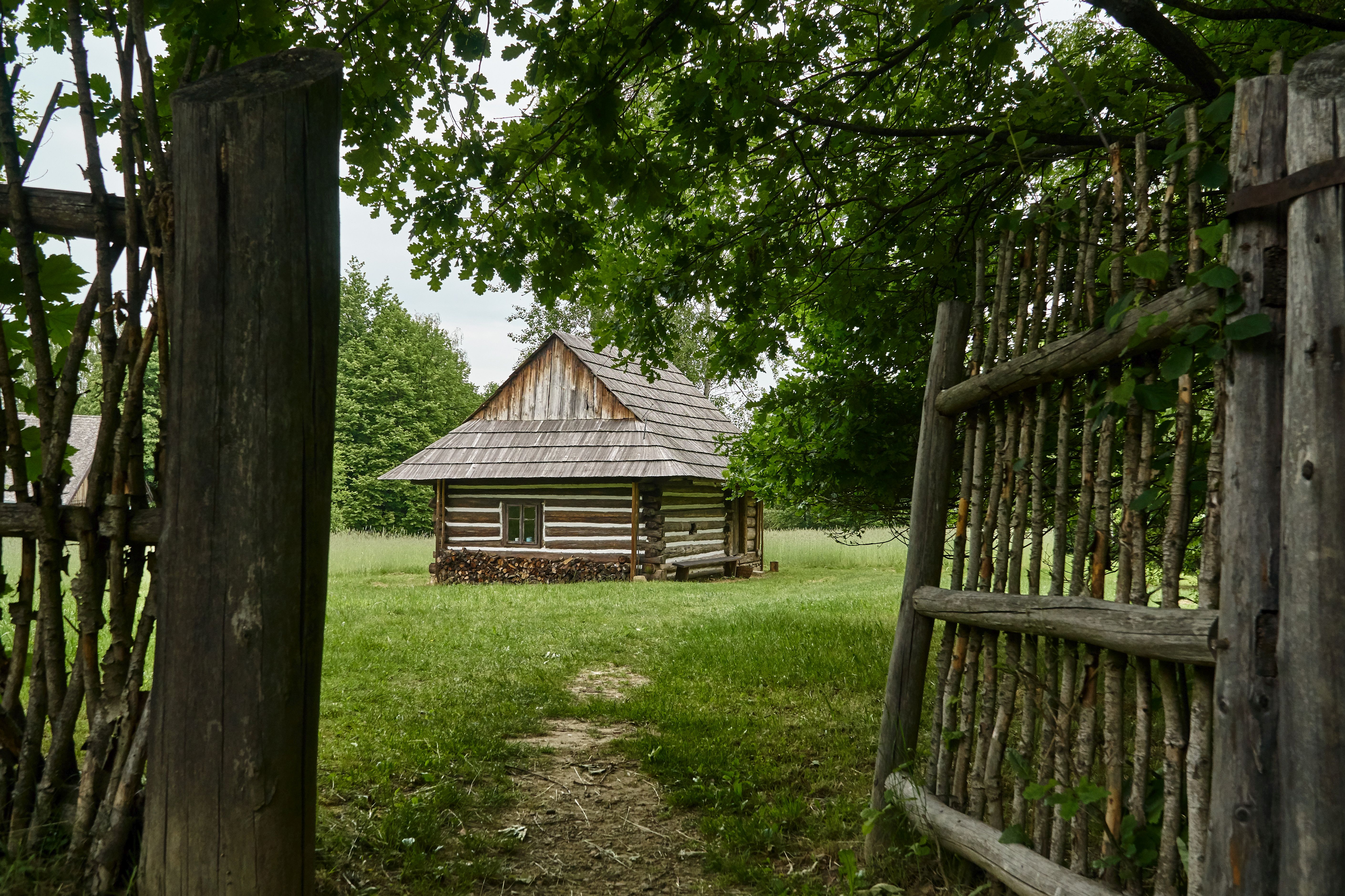 Drewniana chałupa w skansenie