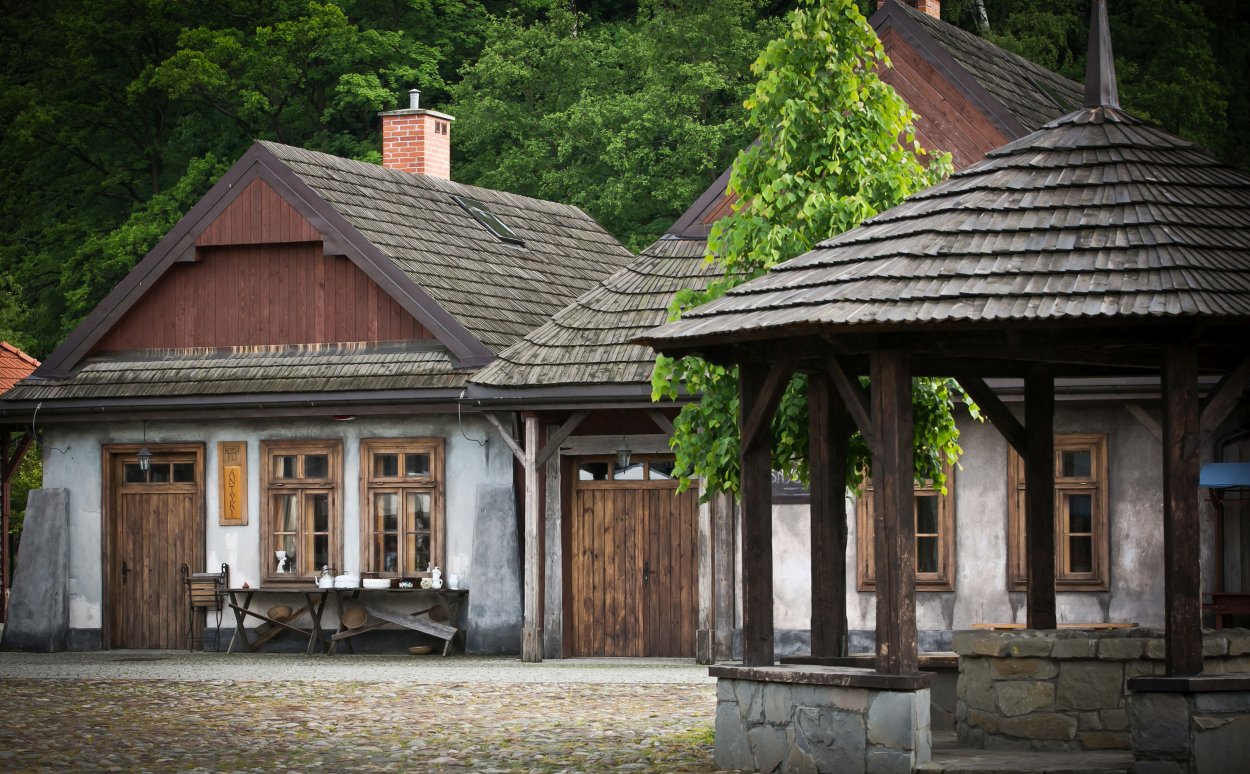 Roofed well and two low buildings behind