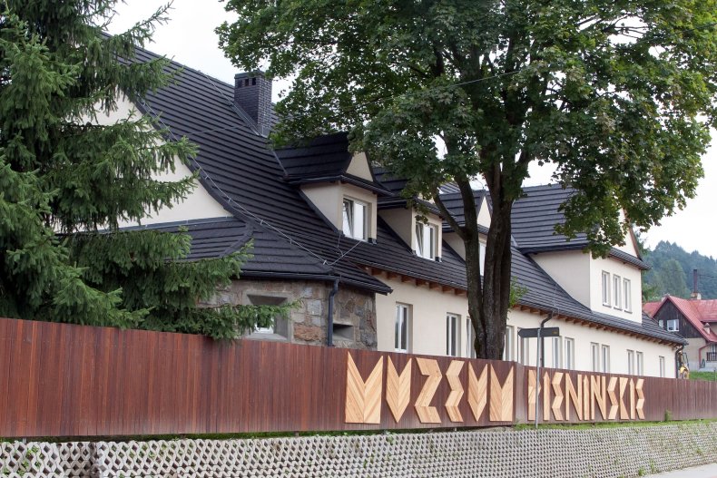 Duży budynek za płotem z napisem MUZEUM PEINIŃŚKIE