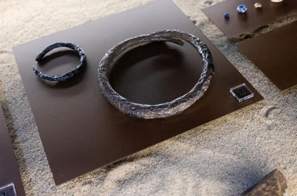 bransolety w gablocie